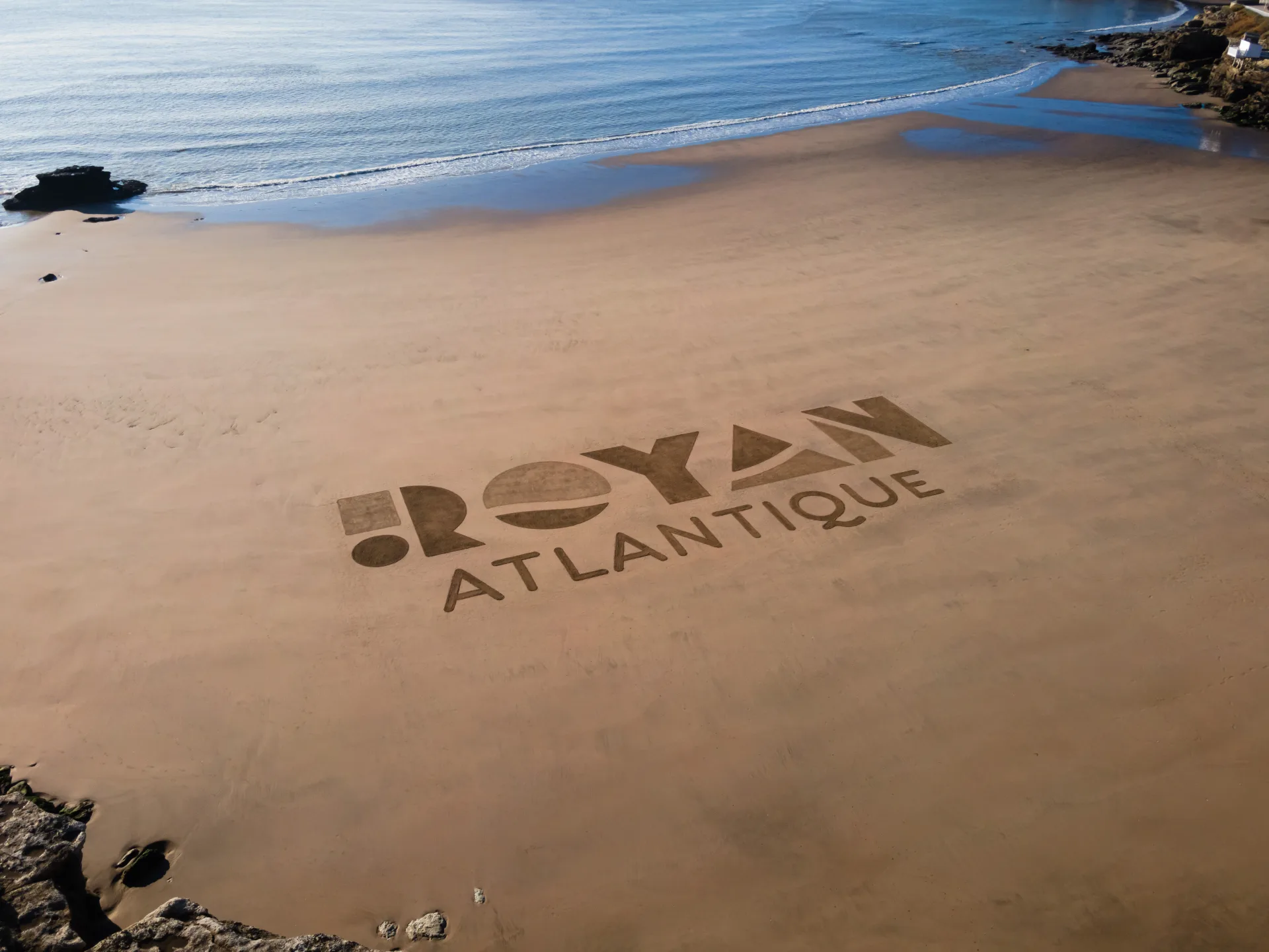 logo Royan Atlantique sur la plage du Chay