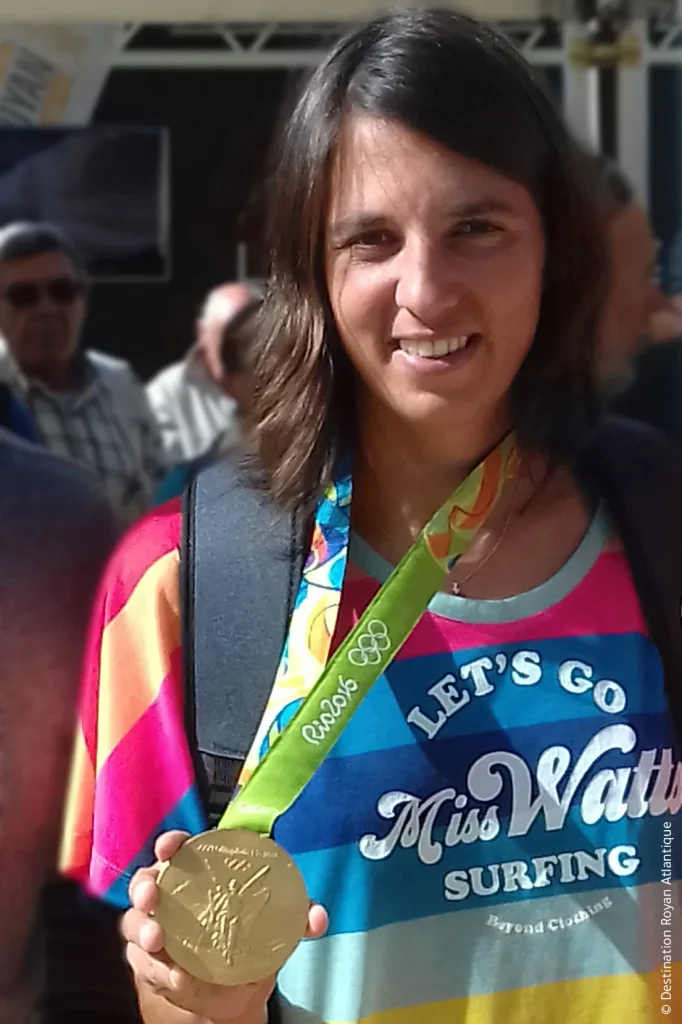 Charline Picon et sa médaille d'or en voile aux Jeux Olympiques de Rio en 2016