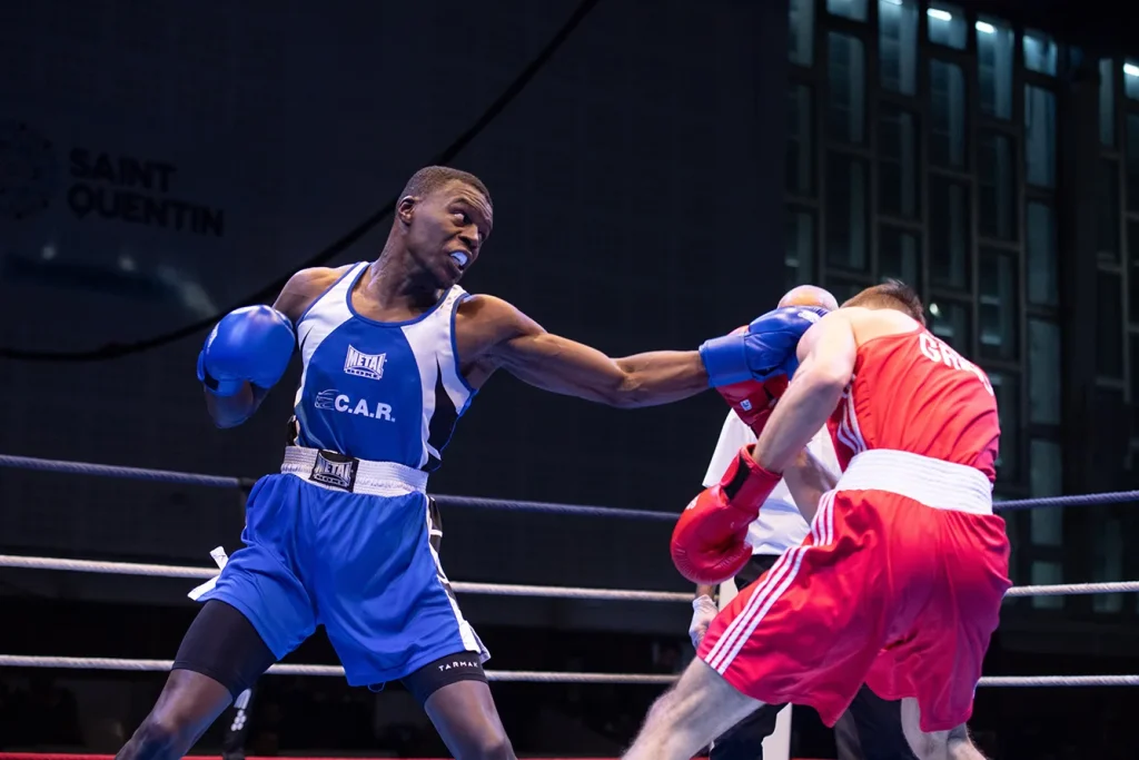 Makan Traoré fait face à son adversaire sur le ring