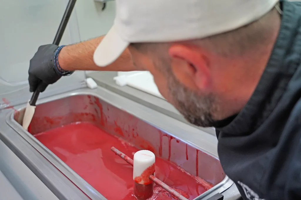 Boris Lusseau prépare le mix de la glace Lopez