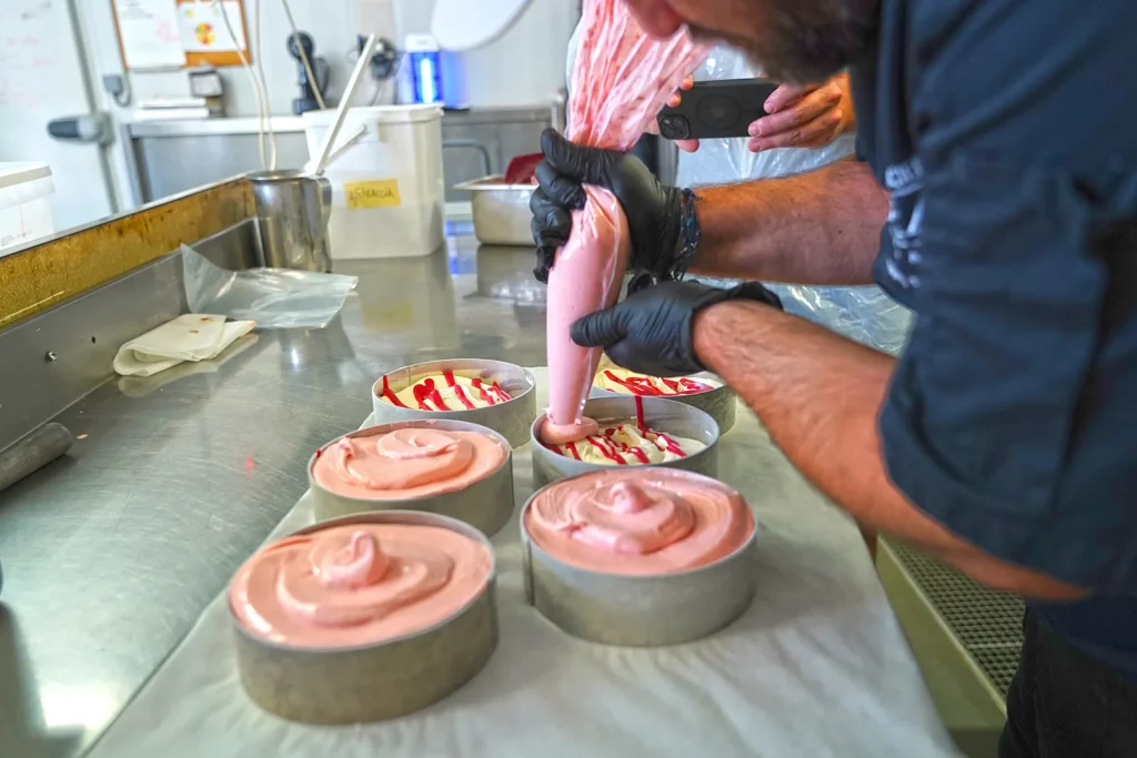 Boris Lusseau prépare un entremet glacé de chez Lopez