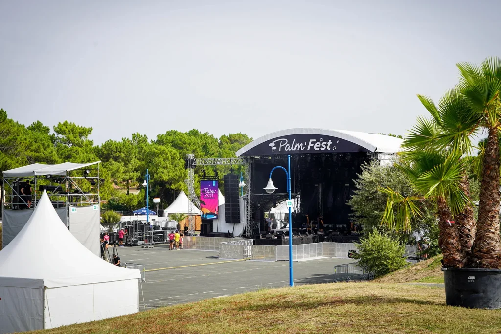 Préparation du site pour le PalmFest 2023