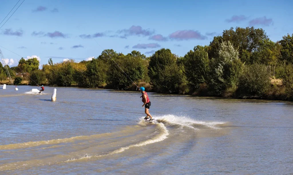 Téléski nautique sur le lac de la lande à saujon