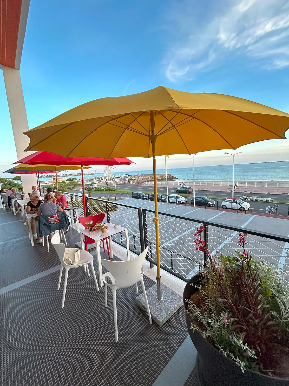 Terrasse bar avec vue mer au Palais