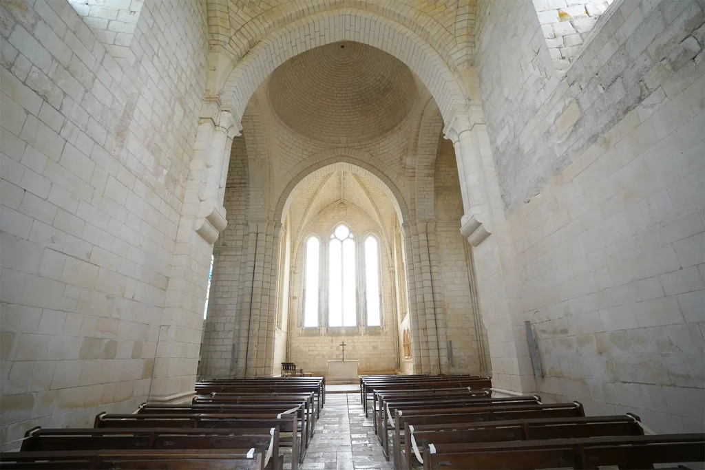 Intérieur de l'abbaye de Sablonceaux