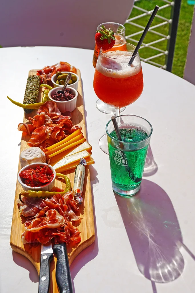 Planche et apéritif en terrasse au Palais Royan Evénements