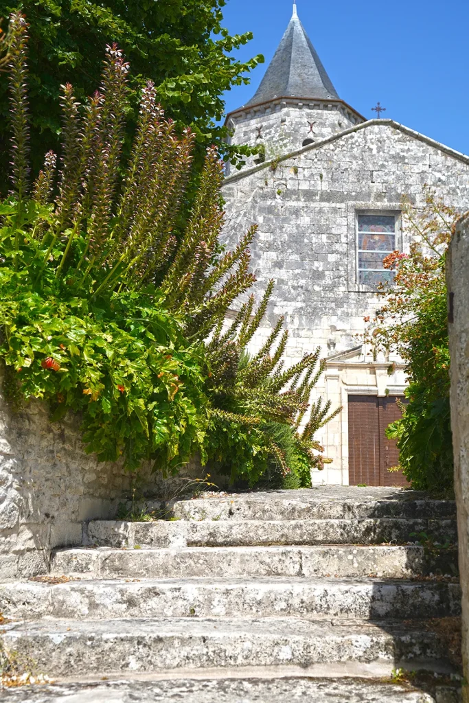 entrée de l'église d'Arces par l'escalier