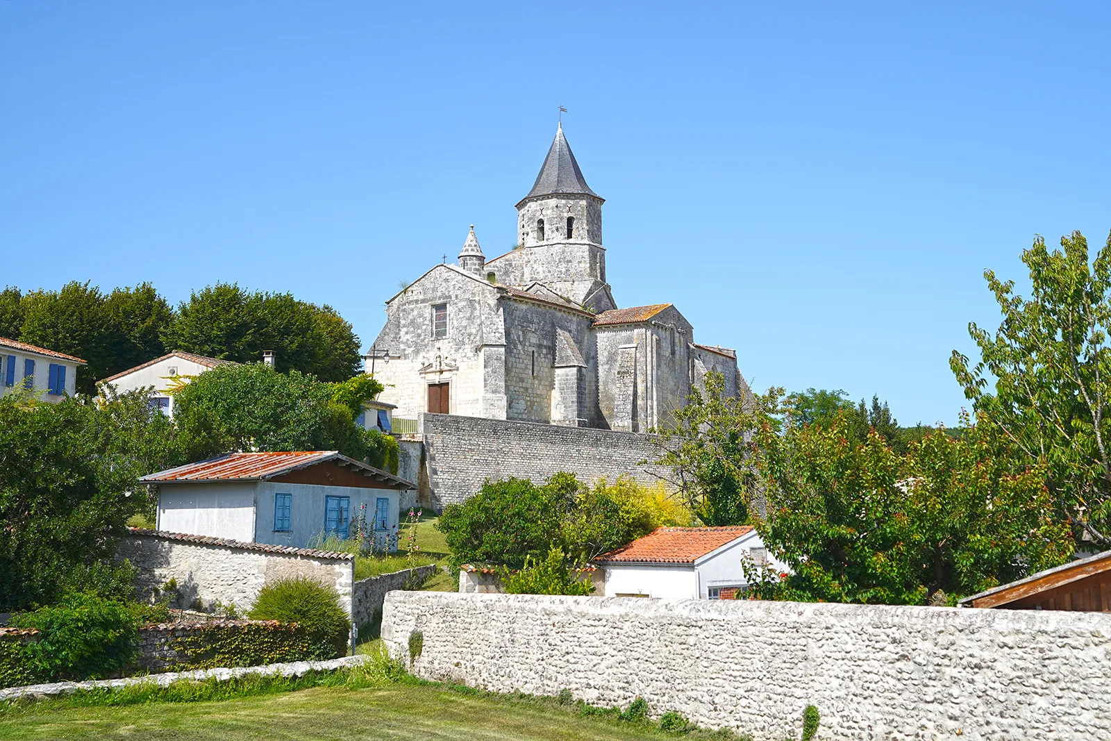 L'église d'Arces perchée sur son promontoire rocheux domine l'estuaire de la Gironde