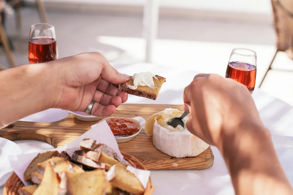 Dégustation d'un Pineau des Charentes à l'apéritif accompagné de fromage