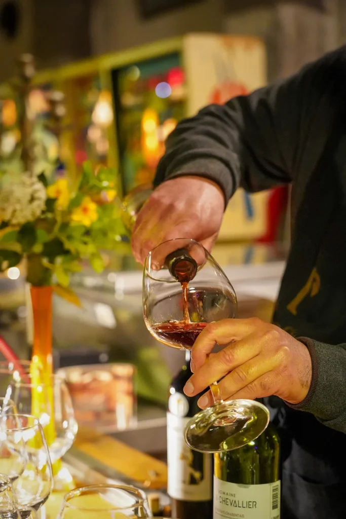 Dégustation de vin rouge charentais