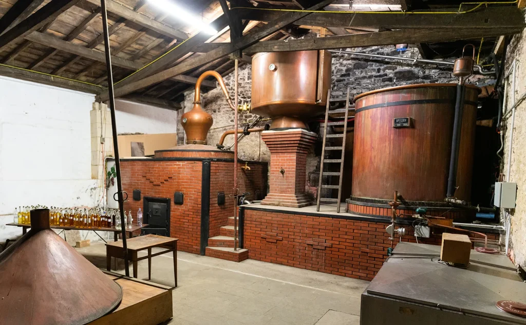 Distillation du Cognac dans une cave