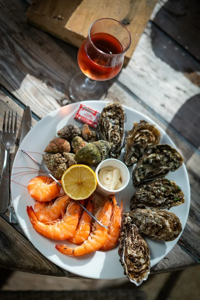 Assiette de fruits de mer accompagnée de vin rosé charentais