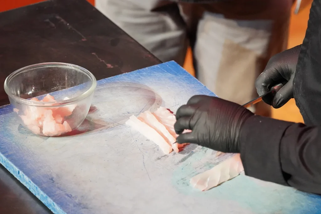 Découpe du bar pour le tartare d'huîtres