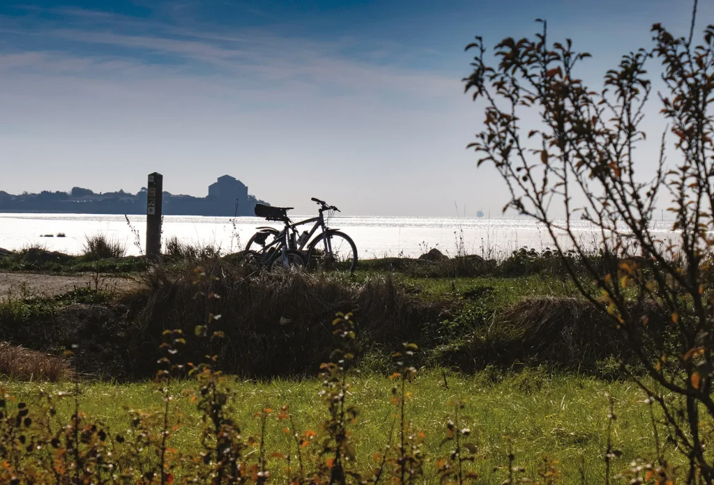 Halte sur le Canal des 2 Mers à vélo avec Talmont-sur-Gironde en toile de fond