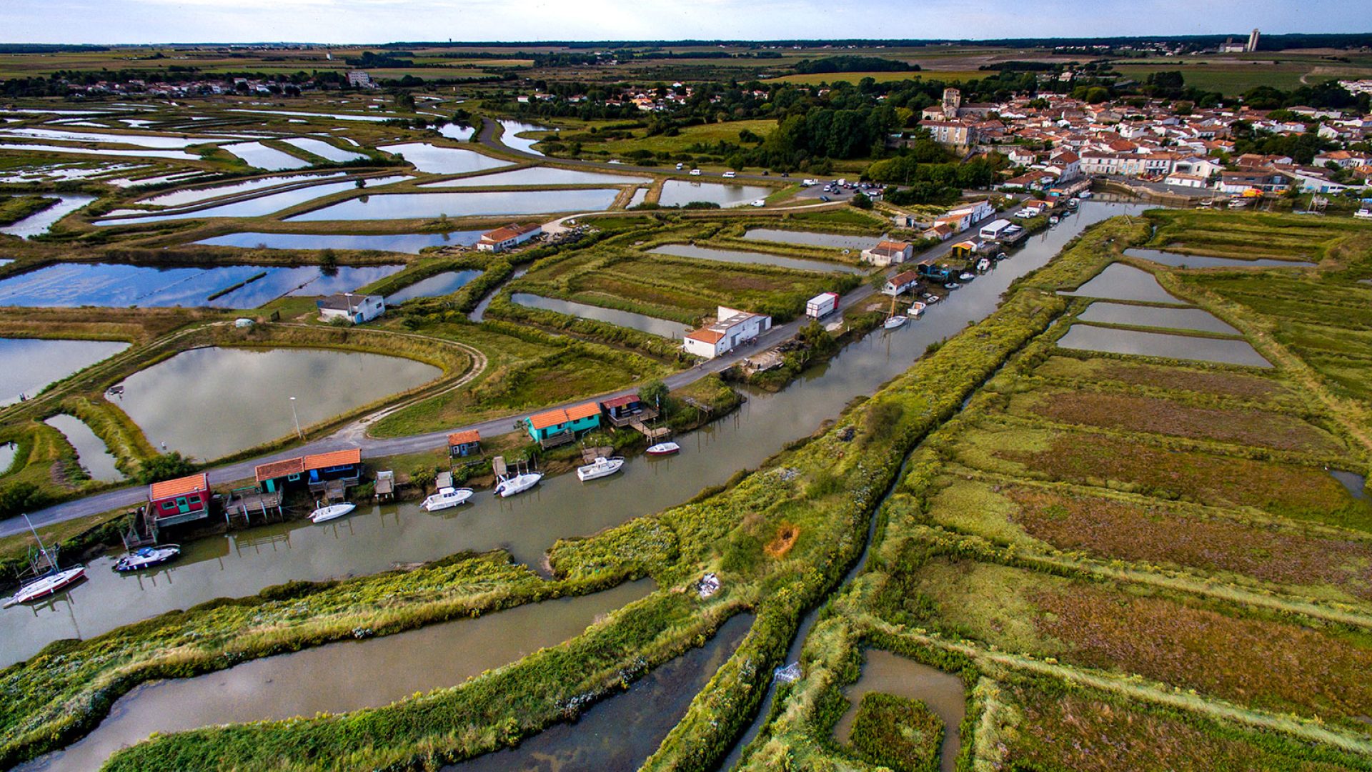 Vue aérienne sur le chenal de Mornac-sur-Seudre