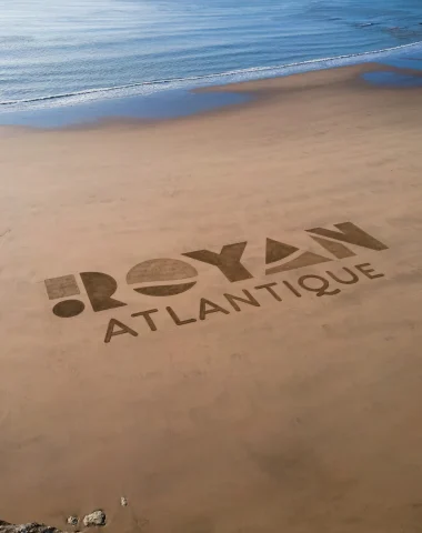 logo Royan Atlantique sur la plage du Chay