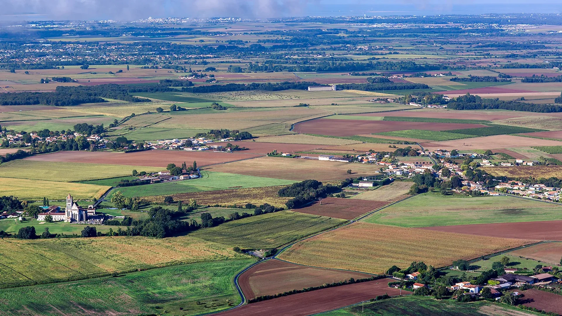 Village et abbaye de Sablonceaux vus du ciel