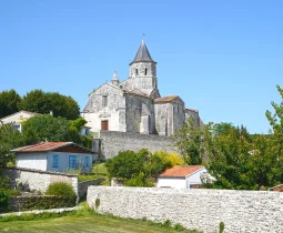 L'église d'Arces perchée sur son promontoire rocheux domine l'estuaire de la Gironde