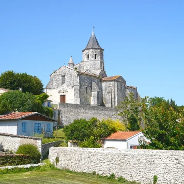 L'église d'Arces perchée sur son promontoire rocheux domine l'estuaire de la Gironde