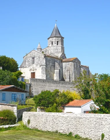 L'église d'Arces perchée sur son promontoire rocheux domine l'estuaire de la Gironde