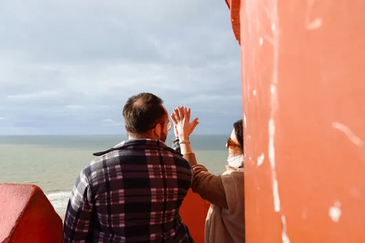 Deux amoureux au sommet du phare de La Coubre pour une demande en mariage