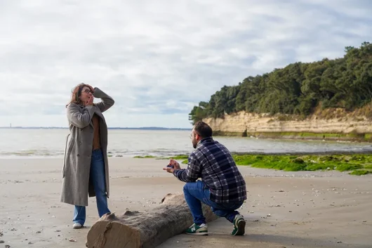 deux amoureux sur la plage de l'Arnèche pour une demande en mariage