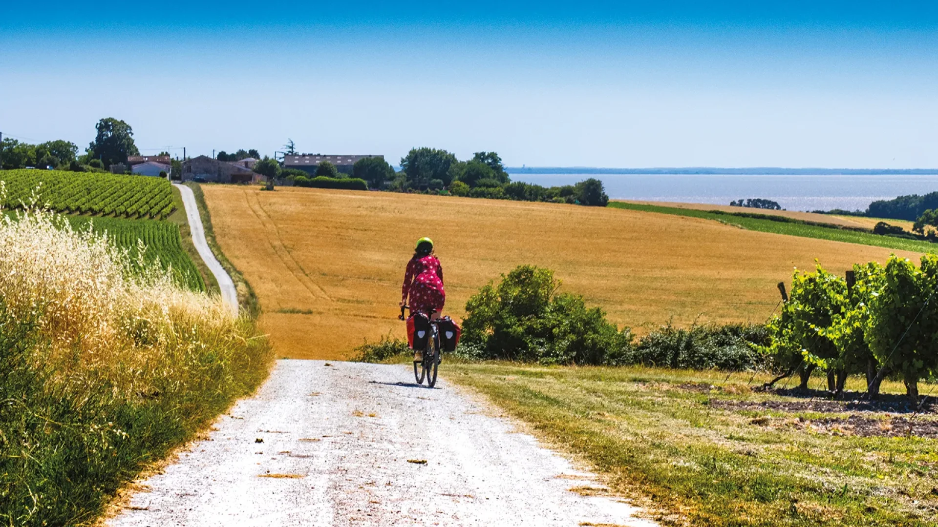 Le Canal des 2 Mers à vélo au bord de l'estuaire de la Gironde