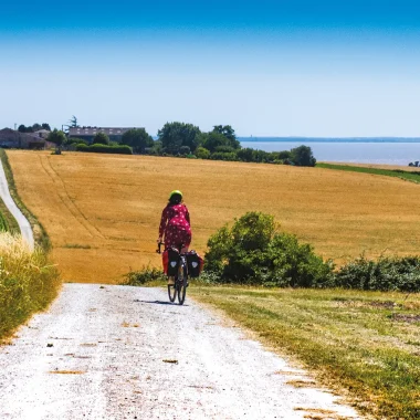 Le Canal des 2 Mers à vélo au bord de l'estuaire de la Gironde